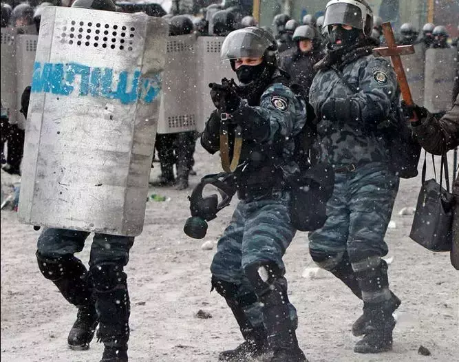 可杀不可辱！乌克兰逼金雕特种部队下跪，几十人扭头叛逃俄罗斯