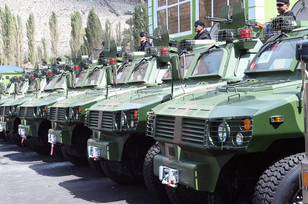 有空调的装甲车？买！中国重型装甲车高调亮相塔吉克边防军阅兵式