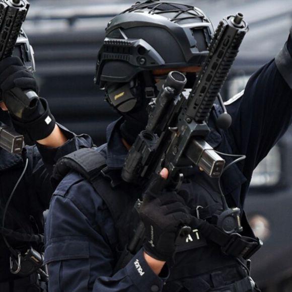 上海特警展示超豪华装备，一把酷似MP5的神秘冲锋枪引起广泛关注