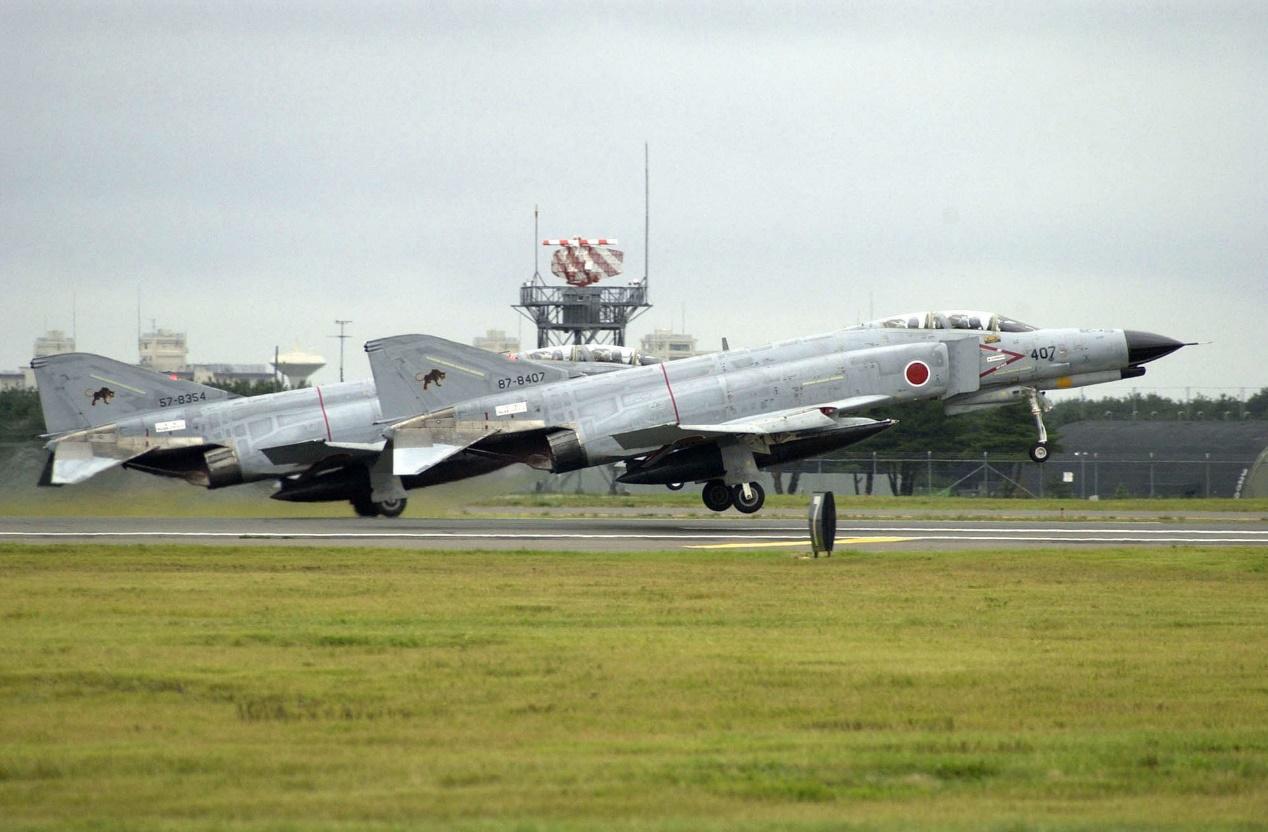 一飞就掉零件，日本就凭这50多年前的老古董飞机还想挑衅中国？