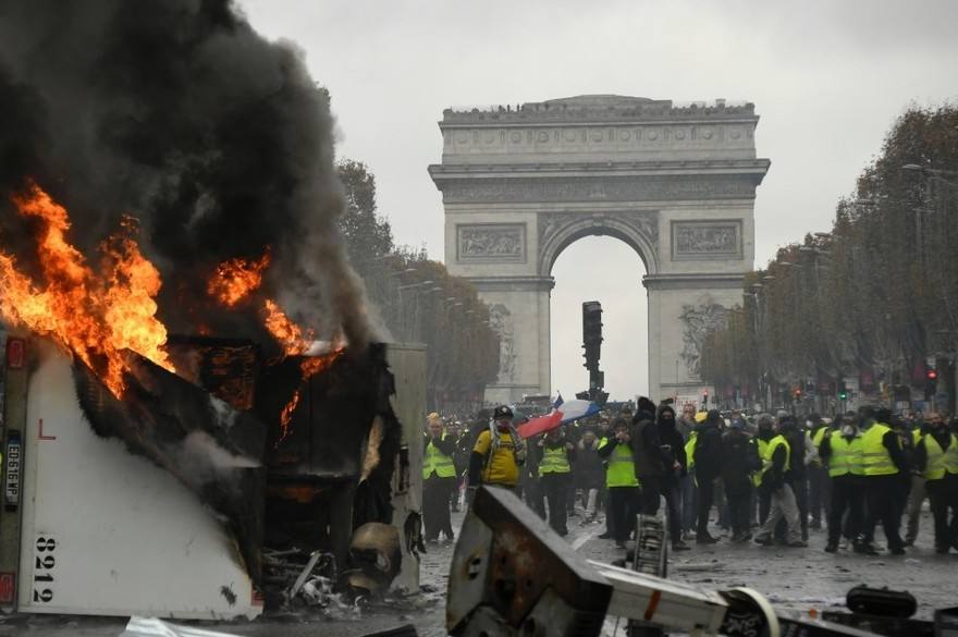 巴黎罢工变打砸抢暴乱，年轻的马克龙总统宝座还能坐多久？