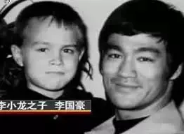 李小龙的儿子拍戏被道具枪打死，拍电影时演员用的都是什么枪？