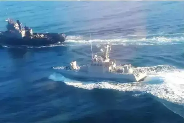 俄罗斯向乌克兰军舰开火，真是人狠话不多，上去就是干！