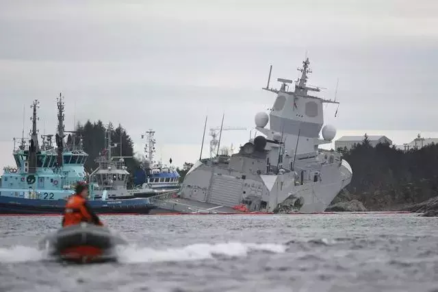 挪威这艘军舰挣扎6天还是沉了，因为士兵撤离时忘记关舱门？