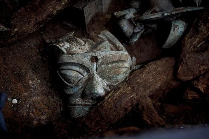 四川广汉三星堆遗址祭祀区考古发掘中5号坑出土的青铜人头像。图/红星新闻 王红强