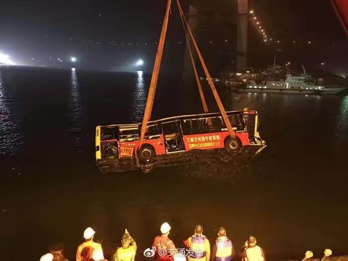 重庆失事公交车历时4天终于打捞出水，为何深水潜水救援这么难？