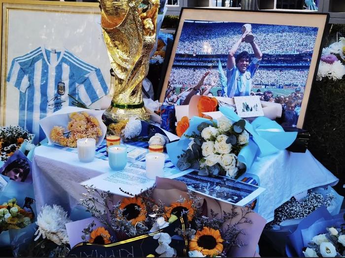 ·马拉多纳去世时，很多中国球迷去阿根廷大使馆献花。