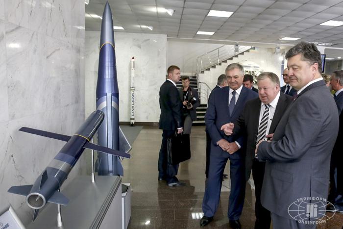 抓紧时间扩军备战，乌克兰展示新型自制弹道导弹为警告俄罗斯？