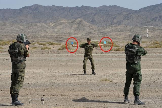 手持纸牌当靶标一不小心就爆头，中国95步枪如何赢得俄士兵信任？