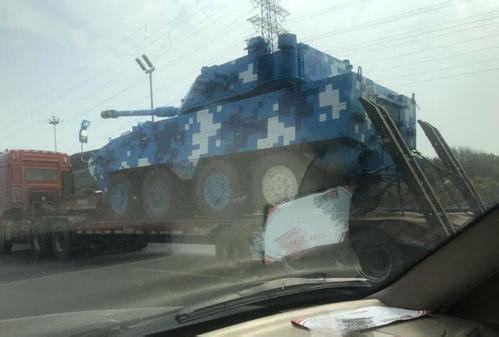 偶遇“蓝精灵”迷彩的大八轮装甲车，装备坦克级别主炮，火力强劲