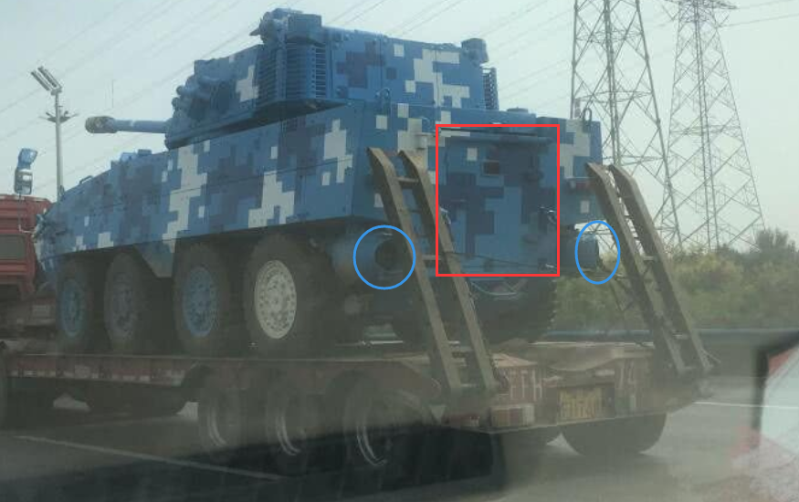 偶遇“蓝精灵”迷彩的大八轮装甲车，装备坦克级别主炮，火力强劲