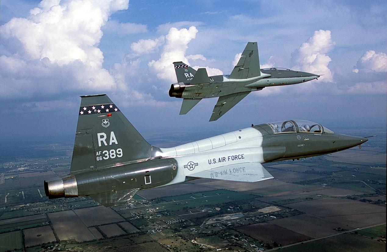 美军竟还用50年前的老飞机训练飞行员，终于要迎来换新的机会了