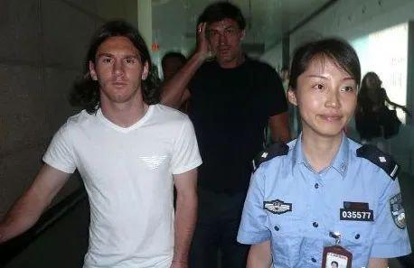 2008年，梅西（左）跟随阿根廷奥运代表队抵达上海备战北京奥运会