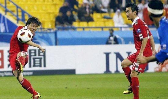 邓卓翔（左）一脚任意球，中国队1-0战胜法国队
