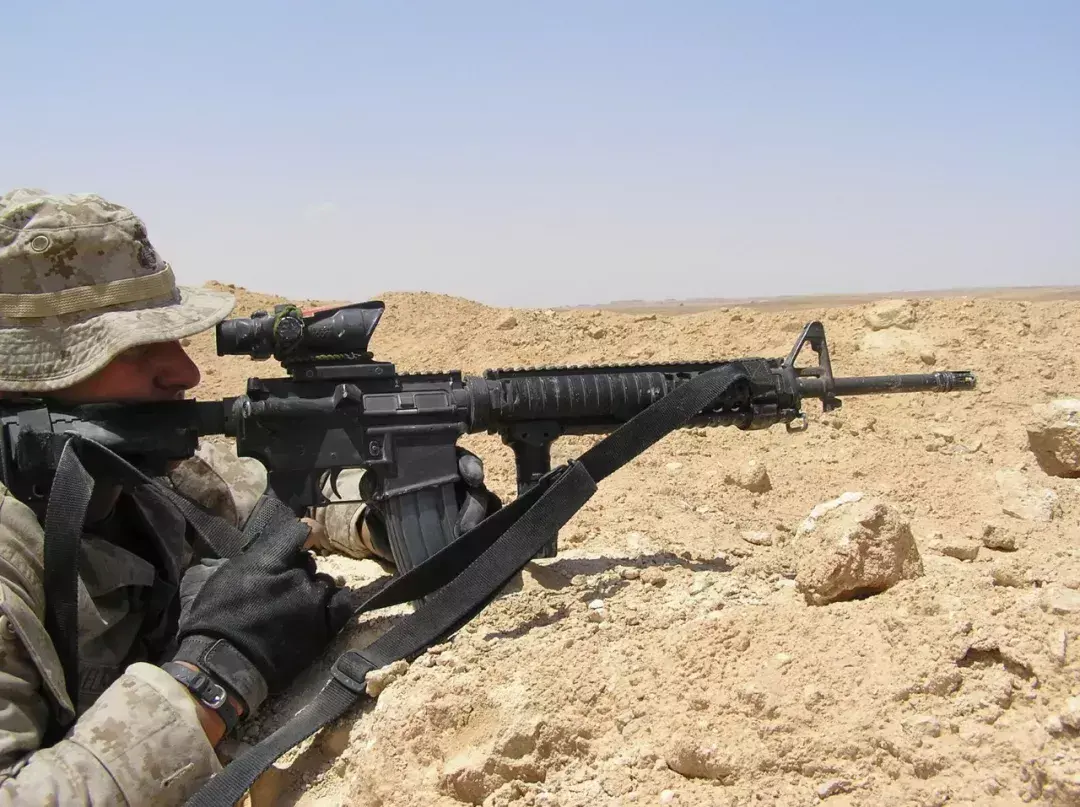 为什么美军M16A2只能三连发？我国的95怎么不能？