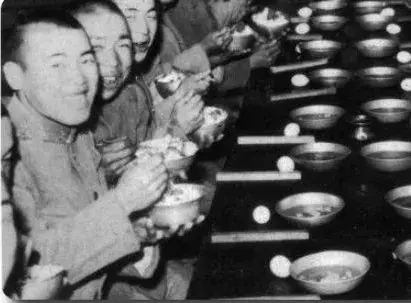 裸体上课磨练精神，二战时期日本民众的生活有多惨？