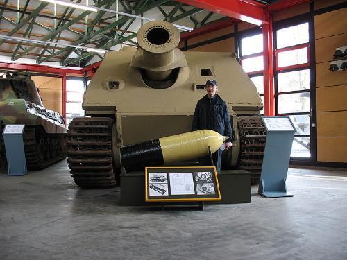 这辆虎式坦克使用380毫米火炮，号称巷战拆房利器中看不中用