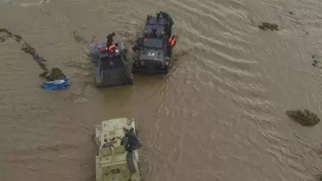 内蒙古突遇洪灾，兵工厂直接开出刚造好的装甲车救灾
