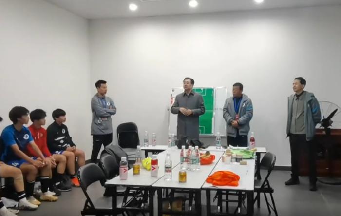  宋凯（右三）鼓励夺冠后的辽宁全运队 图/运动辽宁微信公众号