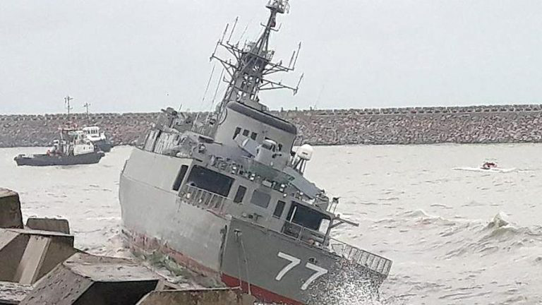 伊朗最大的国产军舰沉没，居然连暴风都扛不住，直接被海浪推上岸