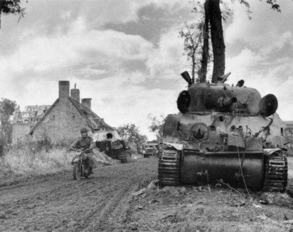 一细节看出德国装甲质量，连中三发高爆弹都没事，不过坦克兵死了
