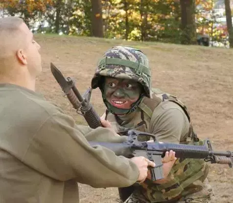 各国军队搞笑瞬间，美军为何爱穿圣诞老人衣服打枪