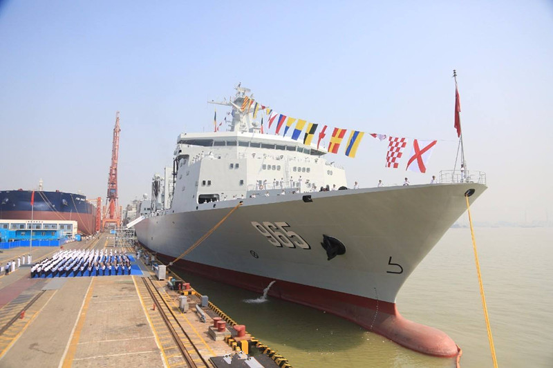 中国最新综合补给舰服役，排水量直接翻一倍，航母编队的超级奶妈