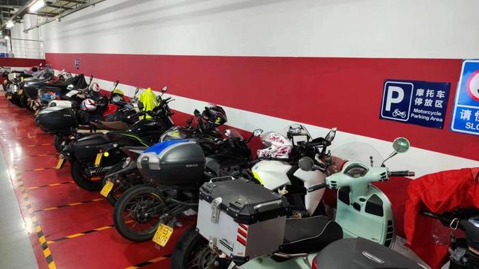 地库里也有专门停放摩托车的区域。