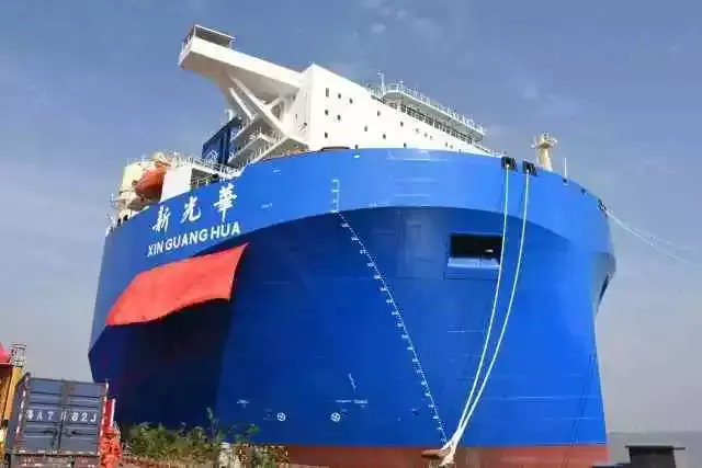 中国造出世界最大半潜船，意义不亚于航母，万吨大驱轻松拖走