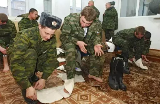 这是俄军什么传统，一块裹脚布用了300年