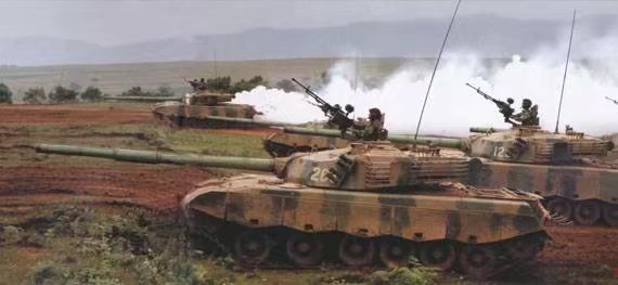 中国当年已经上马99坦克，为何还要研制96式？专为巴基斯坦量定制