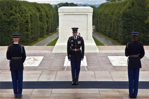 美国是怎样对待烈士公墓的，士兵冒着严寒站岗，历任总统都要献花