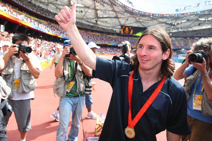 2008年8月23日，2008年北京奥运会，男子足球颁奖典礼在鸟巢举行，阿根廷球员梅西戴着金牌 图据视觉中国