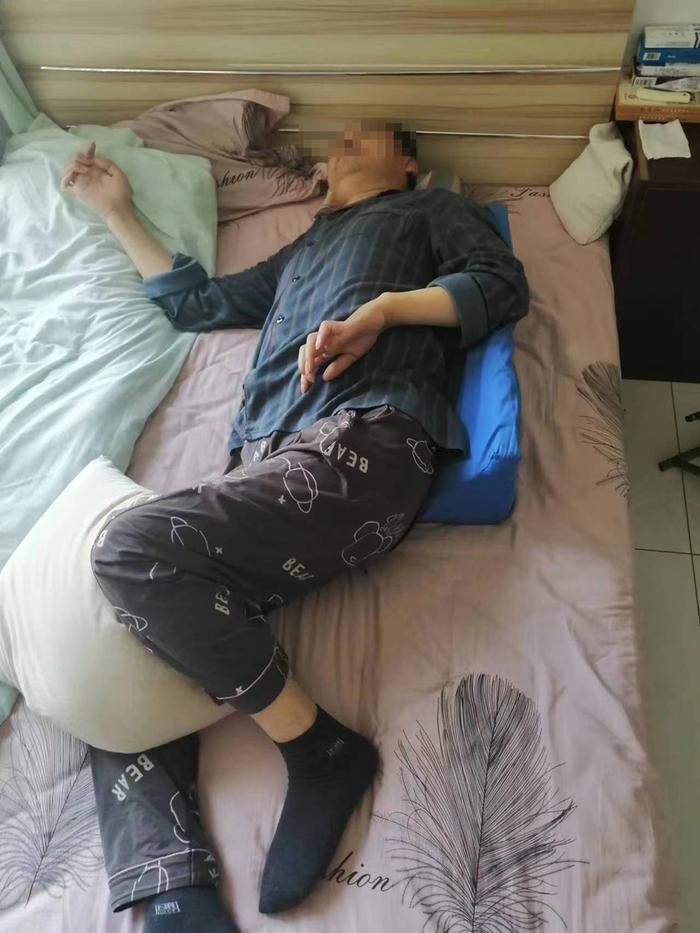 高位截瘫的方䘵华躺在宾馆的床上。 本文图均为 受访者 供图（除署名外）