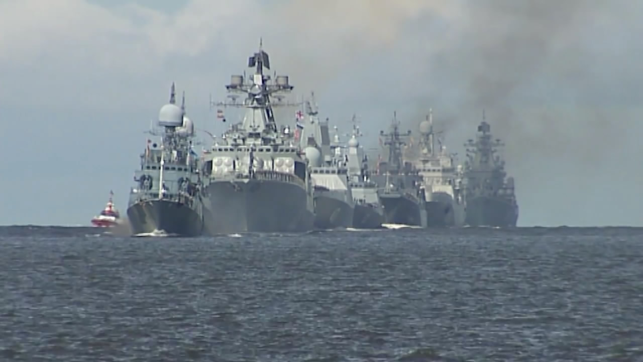 俄罗斯海军有多惨，穷的都快当裤子了，阅舰式上全是上世纪的古董舰