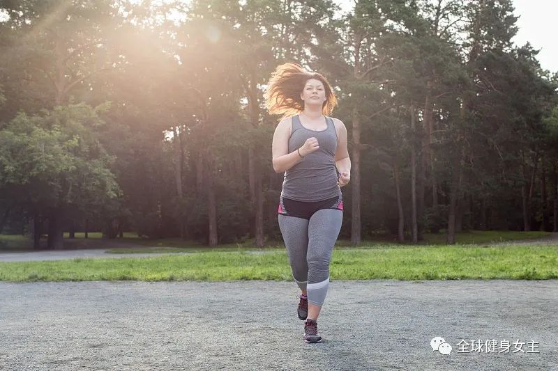 你还在跑步减肥吗？NO！6个原因告诉你多做深蹲比跑步更好！