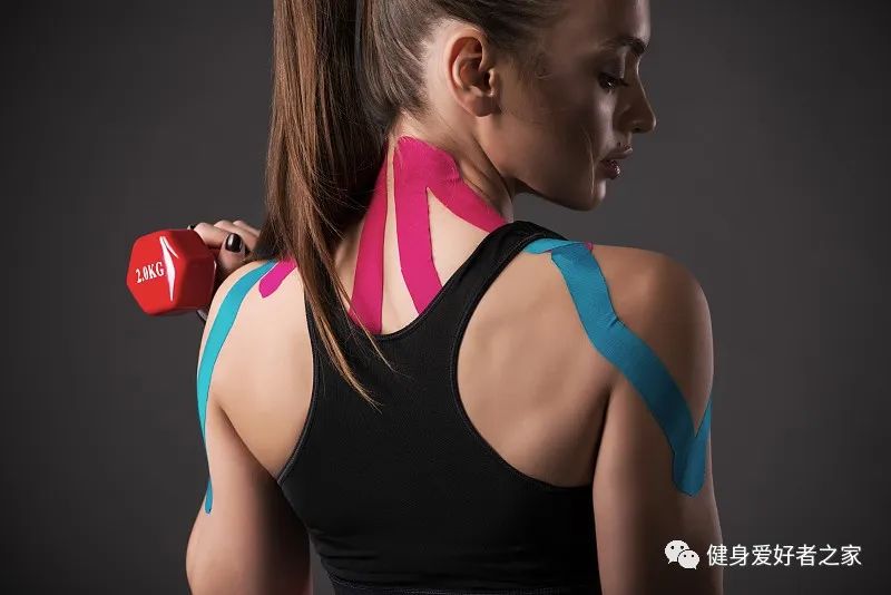每天用矿泉水瓶，做20分钟的动作，使你的肩部更加饱满有力