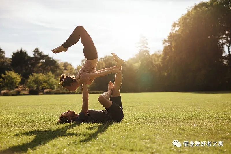 夏天已到，还在为腰粗而烦恼吗？简单学习瑜伽助你身材曼妙！