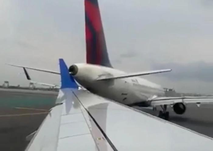 两客机在美机场发生轻微碰撞