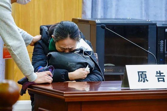 2022年1月10日，青岛市城阳区人民法院，江秋莲紧紧搂着装有女儿遇害时所穿衣物的背包，失声痛哭。