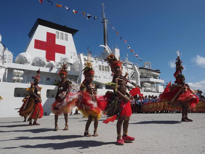 2018年7月11日，在巴布亚新几内亚首都莫尔兹比港，当地民众跳起传统舞蹈，欢迎中国海军和平方舟医院船。新华社发（江山摄）
