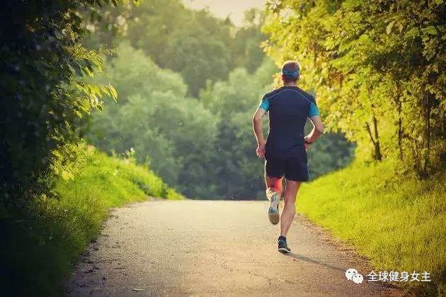 每天快走15公里，这种训练计划，适合中年男士吗？