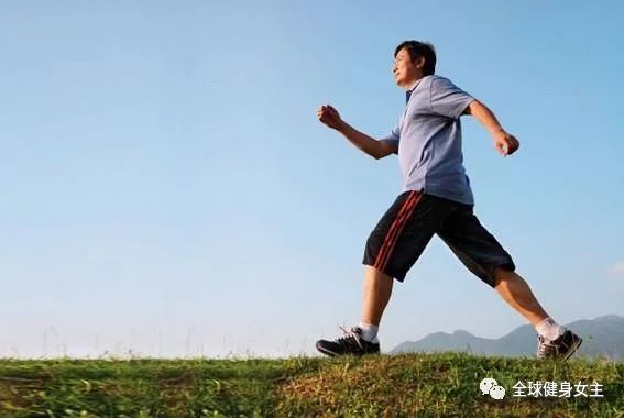 每天快走15公里，这种训练计划，适合中年男士吗？