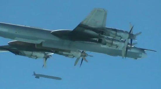 ▲资料图片：俄空天军图-95战略轰炸机投放KH-555型巡航导弹。新华社/卫星