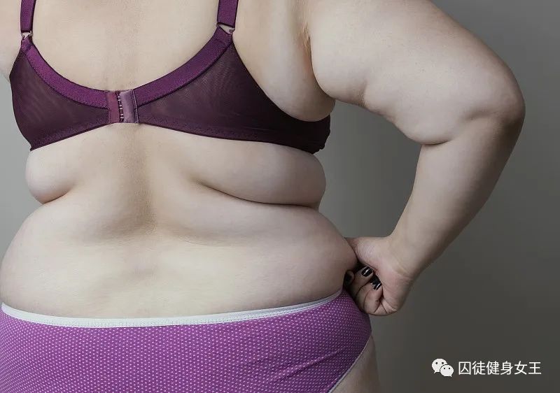 如何解决背部肥胖的问题？1套不错的运动计划，练出气质美背