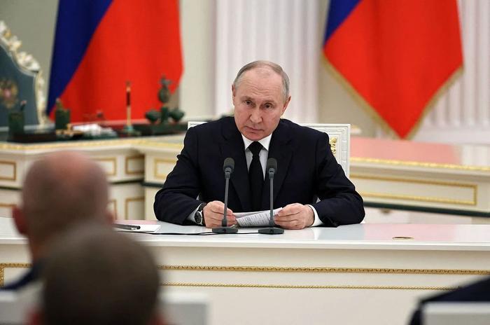 当地时间2023年6月27日，俄罗斯莫斯科，俄罗斯总统普京在克里姆林宫会见军人。图/视觉中国