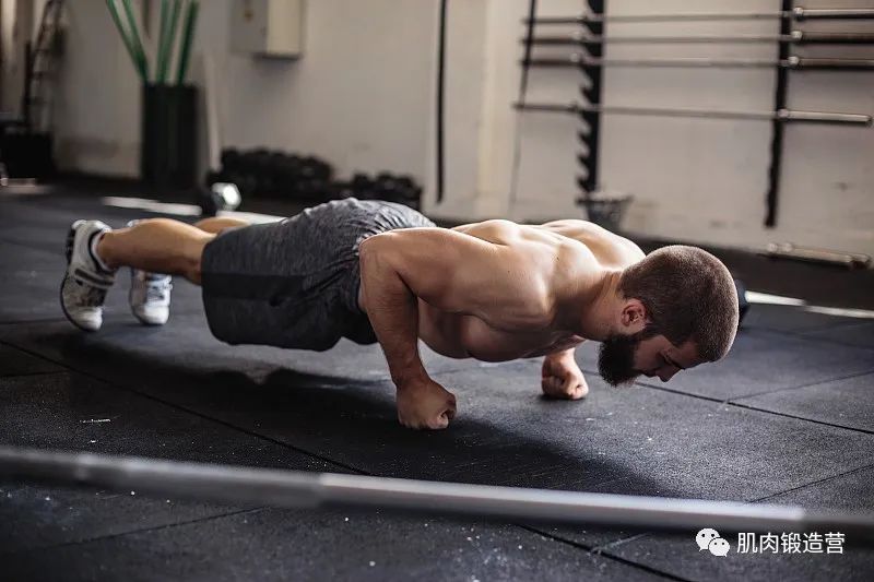 每天100个俯卧撑能练出肌肉吗？想练出肌肉，什么方法最科学