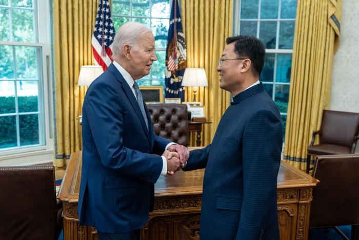 中国驻美大使谢锋向美国总统拜登递交国书