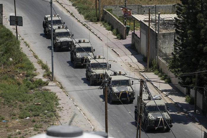 当地时间2023年7月3日，约旦河西岸，进行突袭行动的以色列军车队。