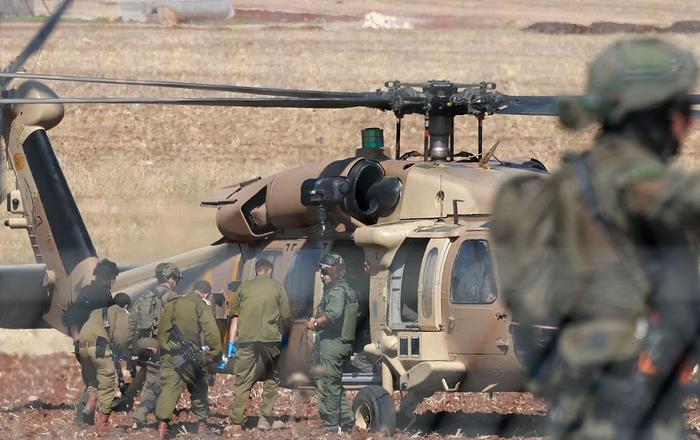 当地时间2023年7月3日，约旦河西岸北部穆盖比拉，以色列军队用一架黑鹰直升机疏散一名受伤的士兵。